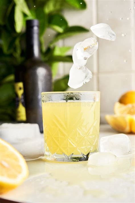 Glace Tombant Sur La Liqueur Limoncello De Liqueur Limoncello Alcool