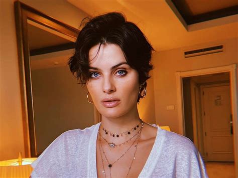 Isabeli Fontana Faz Topless Em Praia De Miami