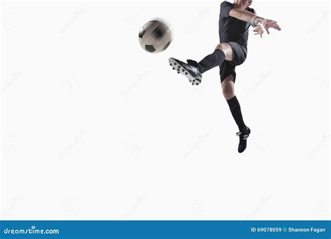 Atleta Que Retrocede Uma Bola De Futebol Imagem De Stock Imagem De