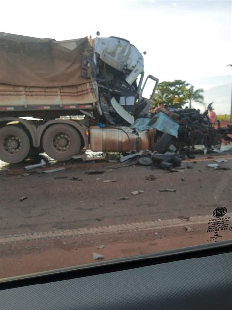 Motorista é resgatado em estado grave após acidente entre duas carretas