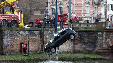 Une Voiture Tombe Dans L Ill Strasbourg Deux Morts