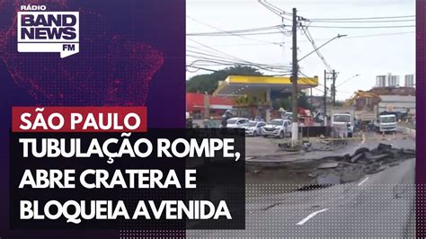 SP tubulação rompe abre cratera e bloqueia Av Eliseu de Almeida