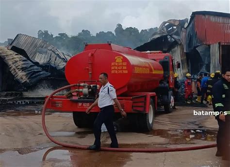 Polisi Selidiki Penyebab Kebakaran Gudang Pabrik Styrofoam Di Nongsa