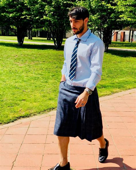 Pin By Christopher Green On Herrenmode Man Skirt Men Wearing Skirts