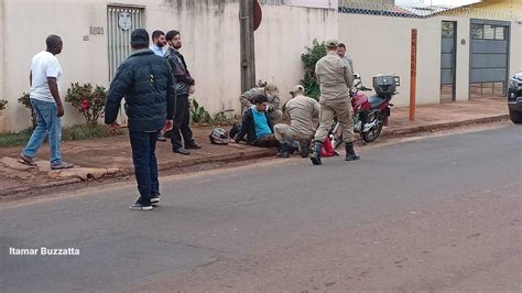 Motociclista enrosca pescoço em fio solto e cai de moto no Vilas Boas