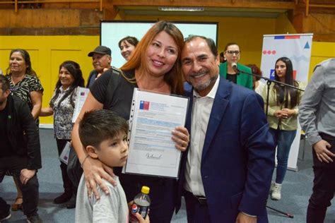 Alcalde Patricio Ferreira Junto A La Subsecretaria Devivienda Y Urbanismo Tatiana Rojas