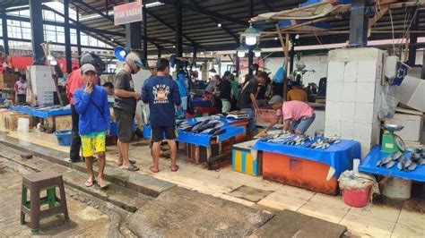 Cuaca Buruk Harga Ikan Naik Di Pasar Bersehati Manado Sulawesi Utara