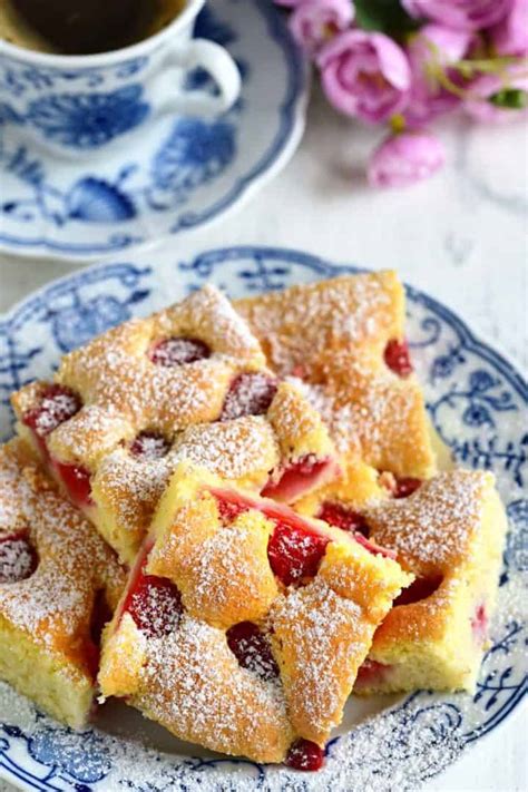 Erdbeer Biskuitkuchen Vom Blech Culina Bohemica