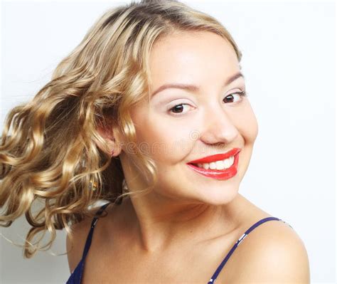 Junge Blonde Frau Mit Dem Gelockten Haar Stockfoto Bild Von Haar Optimistisch 54572032