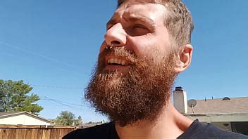 Hombre gigantesco masturbándose su gran polla blanca captada por la cámara XVIDEOS