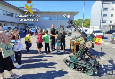 Unos 350 alumnos pontevedreses acuden a una exhibición de la Guardia Civil