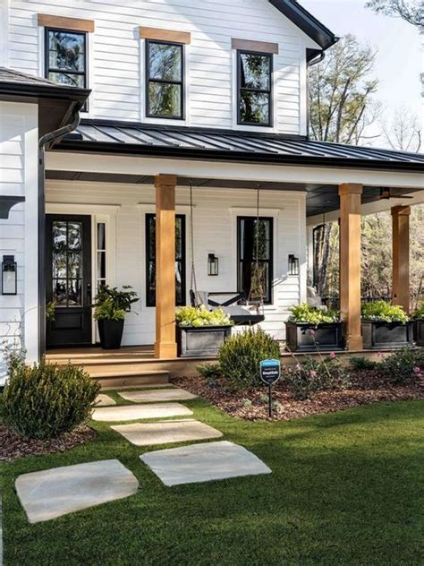 Modern Farmhouse Exterior Design: The Perfect Blend of Modern and Traditional