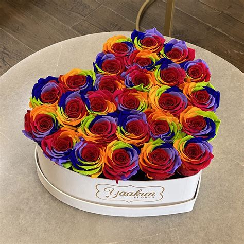 Rosas Eternas En Caja Blanca Corazon Arcoiris Intenso Yaakun Flores