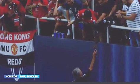 Man Utd boss Jose Mourinho gives away his medal to fan | Daily Mail Online