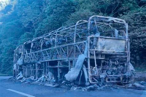 Ônibus de turismo pega fogo na descida da Serra de Petrópolis