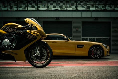 Foto Mercedes AMG Cerai Dengan MV Agusta