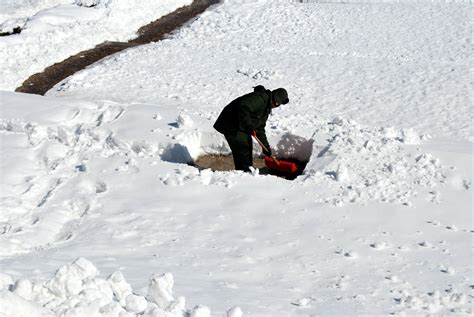 Snow Shovel Injuries Heres What The Research Says About That