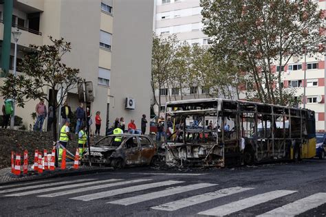 Motorista Em Estado Grave Ap S Autocarro Incendiado Em Santo Ant Nio