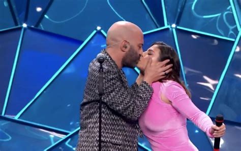 Giuliano Sangiorgi E Emma Marrone Il Bacio Salentino Che Stupisce