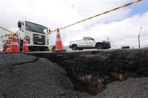 Cratera Se Abre Na Br Em Curitiba E Interdita Parte Da Pista