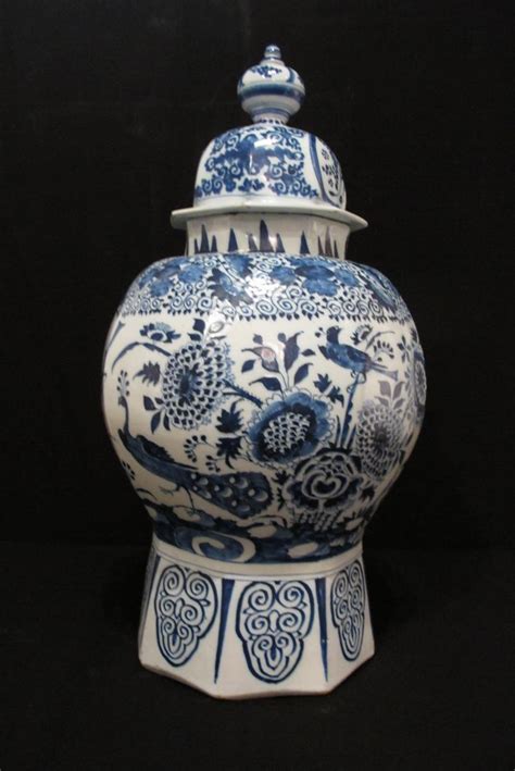 Vase à décor de fleurs de paon et d oiseaux en faïence de Delft