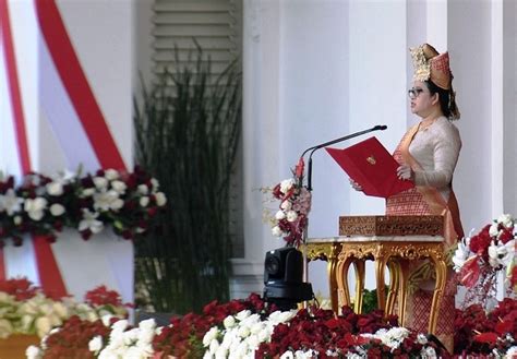 Wagub Sumbar Masyarakat Minang Bangga Puan Pakai Busana Adat Bundo