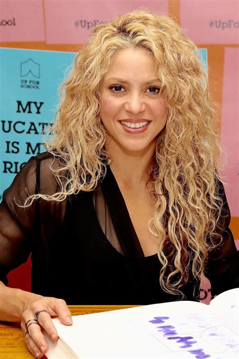 42 Hairstyles That Really Show Off Your Curls Shakira Hair Curly Hair Styles Hair Styles