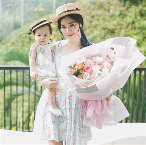 Cuộc sống như mơ của hot mom 2 con xinh đẹp Sự nghiệp đình đám chồng chiều con siêu đáng yêu