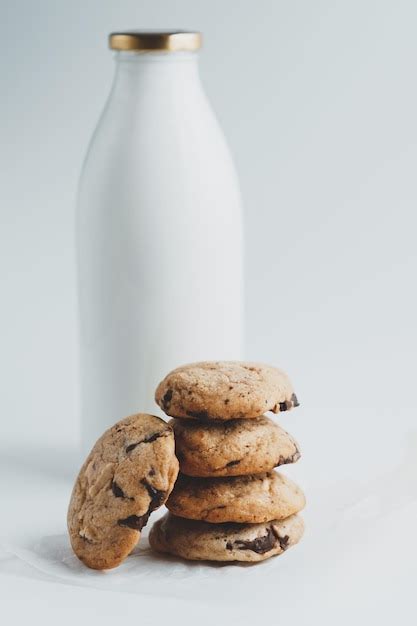 Galletas Caseras Con Trozos De Chocolate En El Fondo De Una Botella De