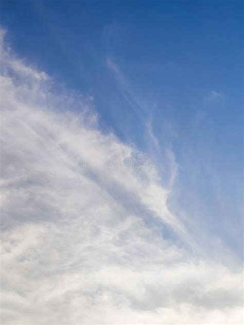 Céu Azul E Nuvens Aéreas Brancas Dramáticas Paisagens Do Céu Foto de