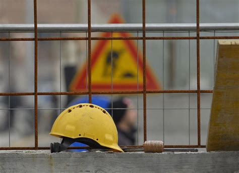 Genova Drammatico Incidente Sul Lavoro Operaio Precipita Da Un Tetto