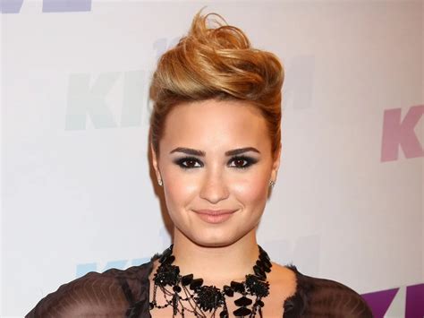 Demi Lovatos 22 Best Hair Moments Of All Time Hairstylecamp