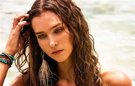 Обои girl wet blue eyes model beauty water drops face brunette на телефон и рабочий стол