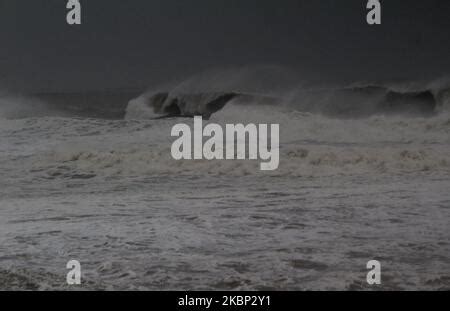 Une vue sur les hautes vagues de la région de Dhamra dans le quartier