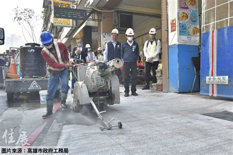 提供民眾更好的通行空間 高雄輕軌沿線人行道改善工程拚5月底前完工 住展雜誌