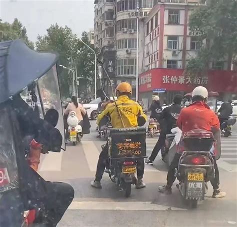 街頭心酸一幕：騎車外賣小哥，身綁樹枝掛吊瓶 ＊ 阿波羅新聞網