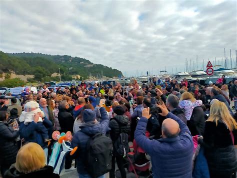 Banchine E Solarium Del Porto Turistico Di Andora Affollate Per