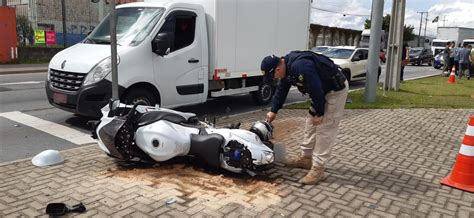 Motociclista Morre Ap S Cair Embaixo De Caminh O Na Linha Verde