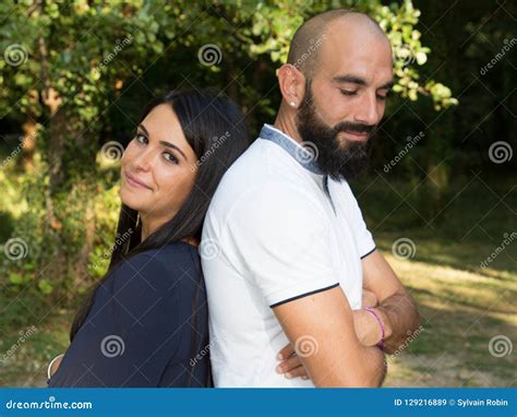 A Menina Seus Pares Do Menino No Jardim Estaciona Imagem De Stock