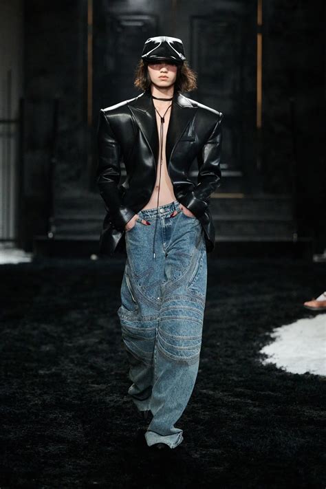 ทำไมนางแบบเดนเซ Mark Gong นำเสนอคอลเลกชนจากโมเมนตการอกหกใน Sex and the City