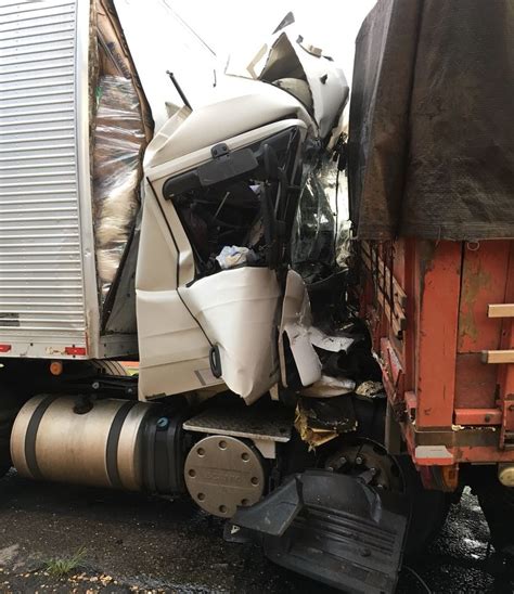 Cabine De Caminhão é Prensada Na Traseira De Carreta Após Batida Na