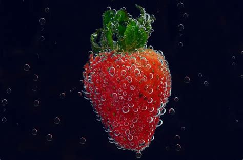 Болит живот от клубники: причины и чем устранить дискомфорт