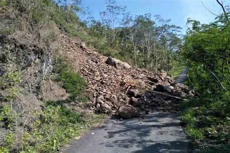 Tebing Setinggi Meter Longsor Jalur Antar Kecamatan Di Banjarnegara