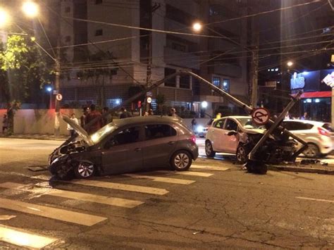 G1 Acidente Entre Carros Em Santos Deixa Duas Pessoas Feridas No