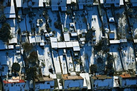 Berlin aus der Vogelperspektive Winterluftbild Gartenflächen in einer