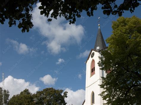 Der Kirchturm Der Evangelisch Reformierten Kirche Im Sommer Bei