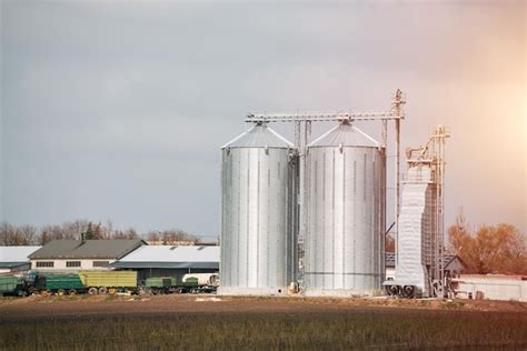 Silos grãos no campo silos agrícolas para armazenamento e secagem