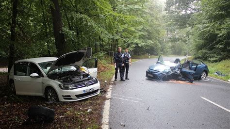 Autos Krachen Frontal Zusammen Schwerer Unfall Bei Stolberg