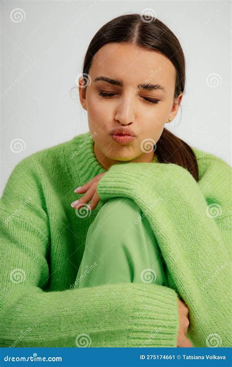 Mujer De Brunette Vertical Atractiva Con Traje De Color Verde Con Los Ojos Cerrados Con Los