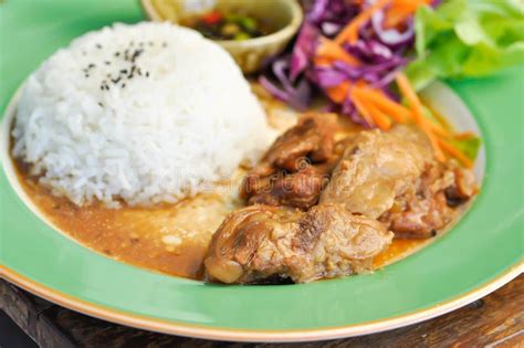 Cerdo Guisado Con Arroz Y Salsa O Arroz Coronado Con Cerdo Guisado